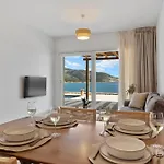 Roos Naxos فيلة