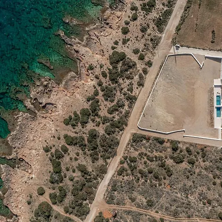 فيلة Roos Naxos